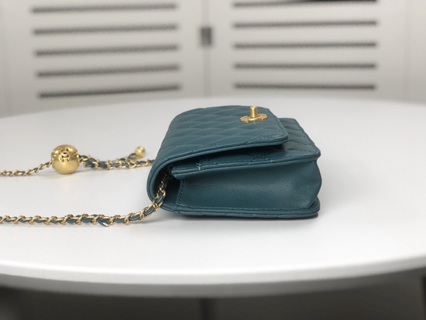 シャネルバッグ背面デザイン